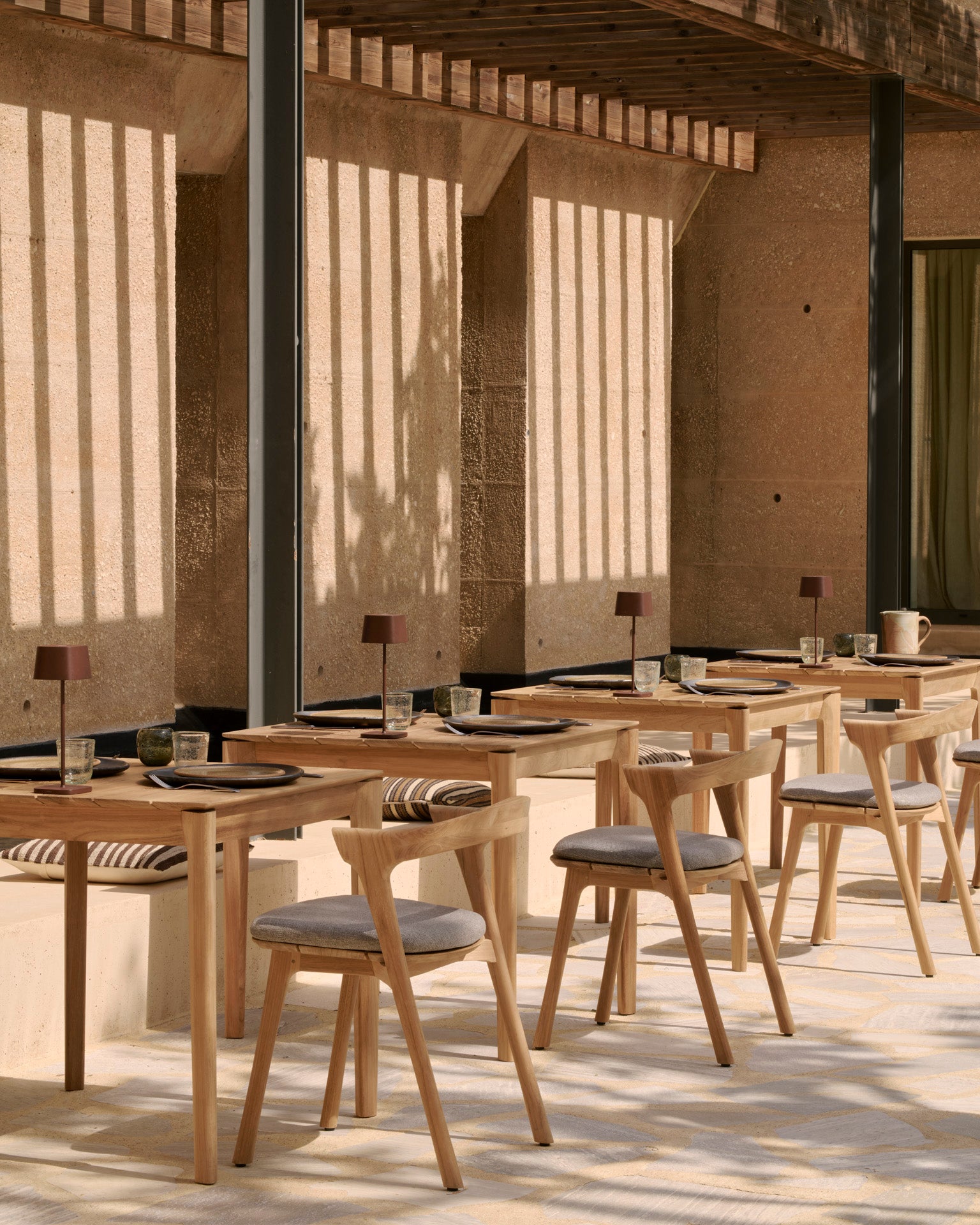 Ethnicraft | Silla de comedor de exterior Bok con cojín | Moca 